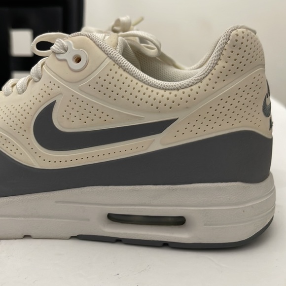 NIKE AIR MAX RUNNING SNEAKERS WOMENS SIZE 9 - Picture 4 of 16